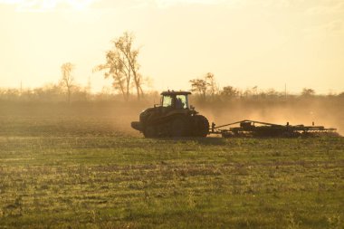 Traktör günbatımı Saban, pulluk bir alan. Hasat sonra sonbaharda toprak tilling. Sezon sonunda