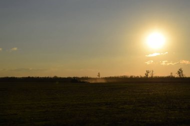 Traktör günbatımı Saban, pulluk bir alan. Hasat sonra sonbaharda toprak tilling. Sezon sonunda.