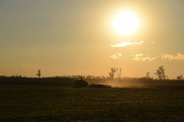 Trattore Aratro Aratro Tramonto Campo Tilling Terreno Autunno Dopo Raccolto — Foto Stock