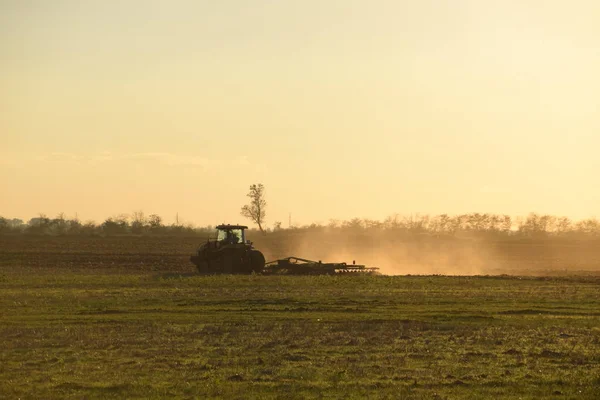 Traktor Západu Slunce Pluh Pluh Pole Obdělávat Půdu Podzim Sklizni — Stock fotografie