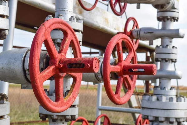 Válvula de cierre con accionamiento manual. Válvula de cierre del volante rojo. equipo de pozo de petróleo — Foto de Stock