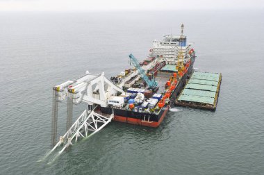 Boru döşeme mavnası