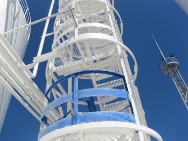 Su ve bir merdiven ile tank.