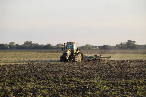 Aratura Trattore Arare Campo Tilling Terreno Autunno Dopo Raccolto Fine — Foto Stock