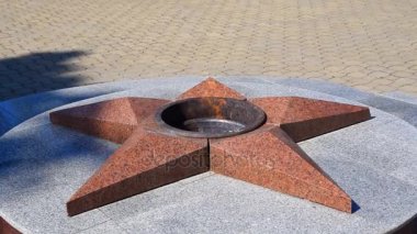 Sonsuz ateşi yakma. Beş köşeli yıldız granit memorial öldürülen askerlerin anısına yaptı..