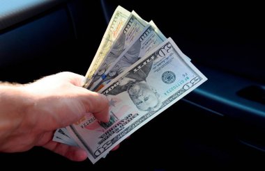 El vericisi dolarları. Ellerden para transferi. Amerikan doları bir elde.