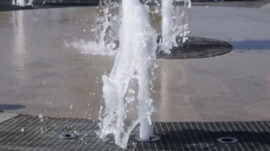Parkta bir çeşme sıçraması. Çeşme güzel su jeti yayılan.