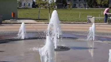 Parkta bir çeşme sıçraması. Çeşme güzel su jeti yayılan.