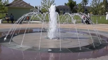Parkta bir çeşme sıçraması. Çeşme güzel su jeti yayılan.