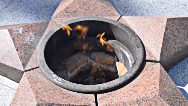 Sonsuz ateşi yakma. Beş köşeli yıldız granit memorial öldürülen askerlerin anısına yaptı. — Stok video