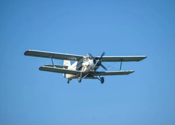 Aeronaves Aviação Agrícola Pulverização Fertilizantes Pesticidas Campo Com Aeronave — Fotografia de Stock