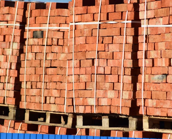 红砖堆成立方体 仓库砖头存储砌产品 — 图库照片