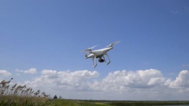 Uçuş düşük güçlü rüzgarlar yerden quadrocopters. Quadrocopters rüzgar direnci.