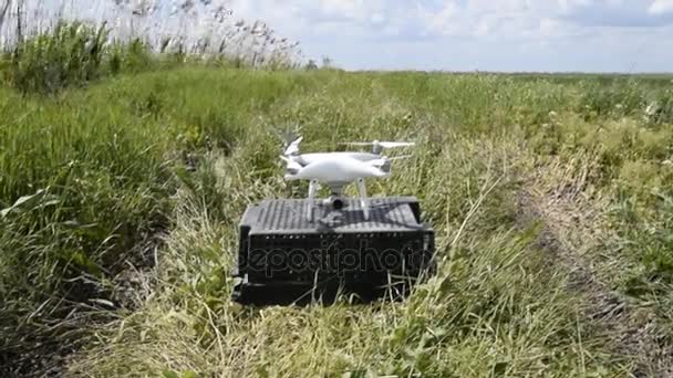 Quadrocopters pada kotak plastik di rumput. Bersiap untuk lepas landas drone . — Stok Video