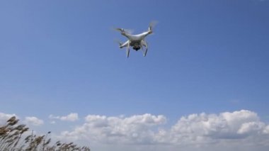 Uçuş düşük güçlü rüzgarlar yerden quadrocopters. Quadrocopters rüzgar direnci.