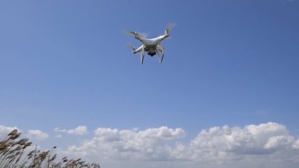 Quadrocopter fliegen bei starkem Wind tief vom Boden. Windwiderstand von Quadrocoptern. — Stockvideo