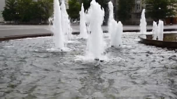 Fountain in the basin at the foot of the stele — Stock Video