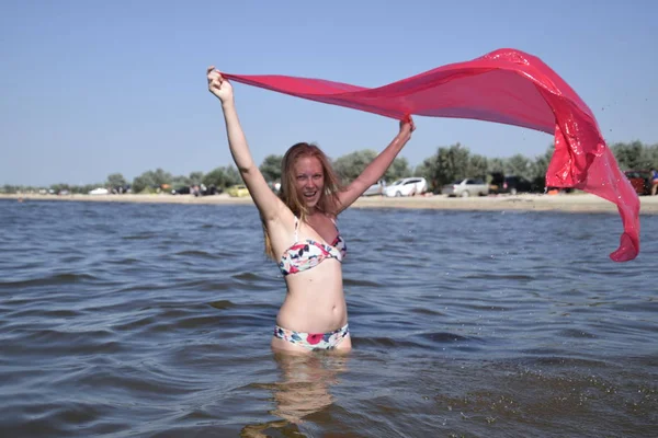 Menina Loira Biquíni Praia Segurando Lenço Seda Vermelha Mulher Bonita — Fotografia de Stock