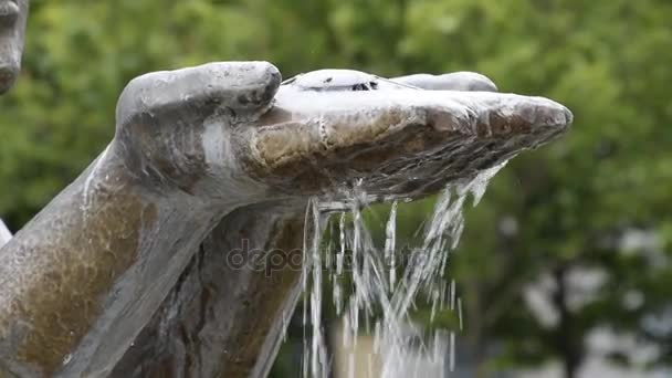 从其中水流动的手雕像 喷泉上的纪念碑装饰 — 图库视频影像