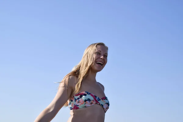 Menina Loira Com Cabelo Fundo Céu Azul Mulher Bonita Biquíni — Fotografia de Stock