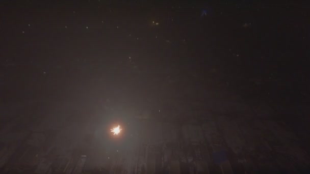 New Year's Eve vuurwerk van een vogelvlucht. Groet en vuurwerk in het dorp. HD-beeldmateriaal. — Stockvideo