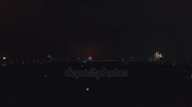 Kuş uçuşundan yılbaşı havai fişekleri. Köyde selam ve havai fişek. Hd görüntüleri.