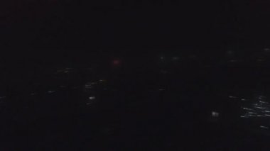 Kuş uçuşundan yılbaşı havai fişekleri. Köyde selam ve havai fişek. Hd görüntüleri.