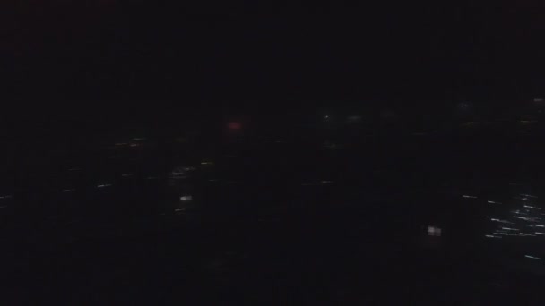 Feux d'artifice du Nouvel An d'un vol d'oiseau. Salut et feux d'artifice dans le village. Des séquences HD .
