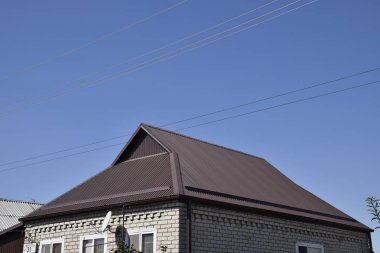Bir çatı ile müstakil ev çelik levha. Çatı metal levhalar. Modern çatı kaplama malzemeleri türleri.