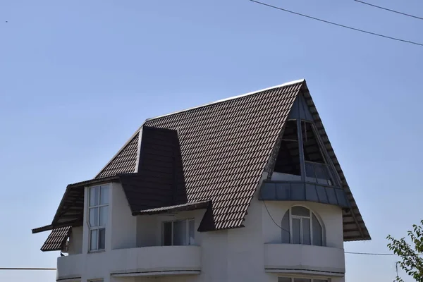 Vrijstaand Huis Met Een Dak Gemaakt Van Stalen Platen Dak — Stockfoto