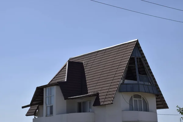 鋼板製屋根の戸建住宅 屋根の金属板 モダンなタイプの屋根材 — ストック写真