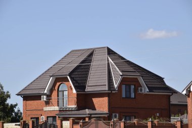 Çatı metal levhaları. Modern çatı malzemesi türleri.