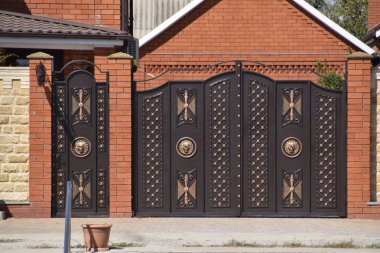 Kahverengi saclar Gates. Çatı kaplama malzemeleri. Modern çatı kaplama malzemeleri türleri.