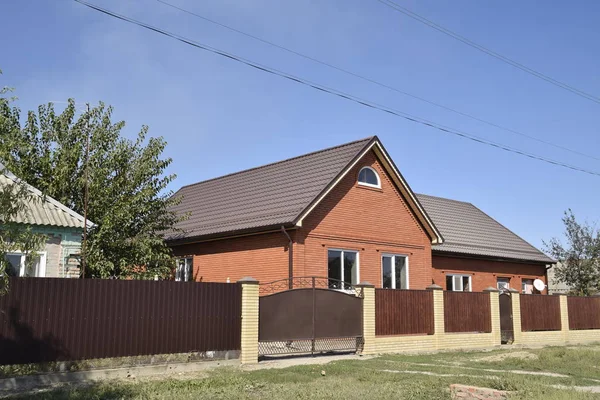 Einfamilienhaus Mit Einem Dach Aus Stahlblech Dachbleche Moderne Arten Von — Stockfoto