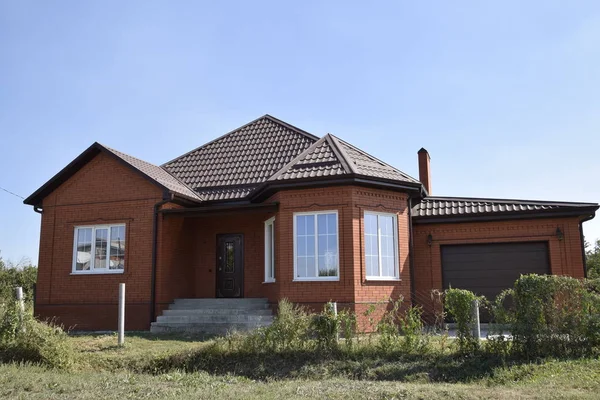 Einfamilienhaus mit einem Dach aus Stahlblech. — Stockfoto