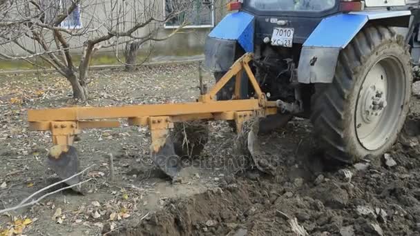 트랙터는 정원에서 Plowing입니다 Plowing — 비디오