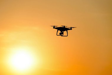 Quadrocopters siluet güneşin arka planı