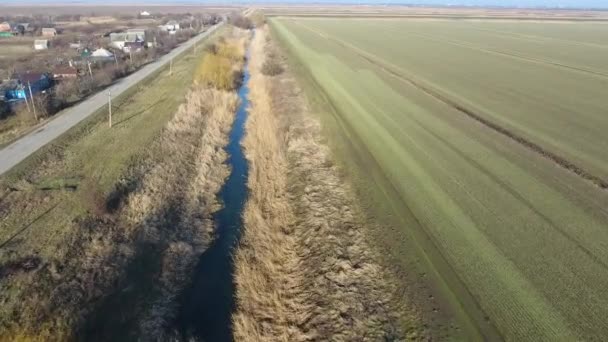 A csatorna, az alacsonyabb szintű mezők öntözőrendszer. — Stock videók