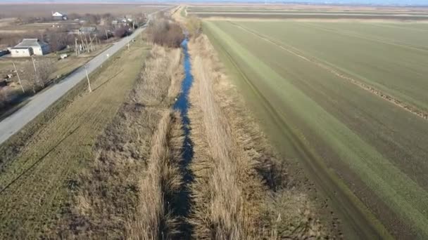 O canal do nível inferior do sistema de irrigação dos campos . — Vídeo de Stock
