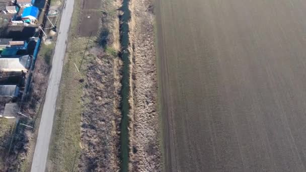 Le canal du niveau inférieur du système d'irrigation des champs .