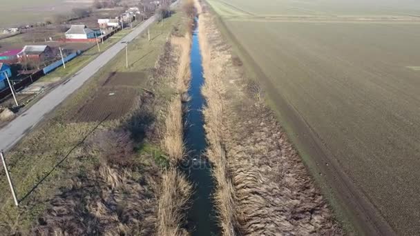 Der Kanal der unteren Ebene des Bewässerungssystems der Felder. — Stockvideo