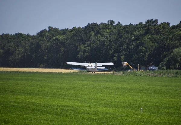 Samoloty Lotnictwa Rolnych Rozpylania Nawozów Pestycydów Polu Samolotu — Zdjęcie stockowe