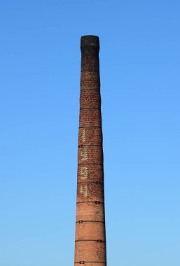 Tuğla Fabrikası baca. İtici güç tuğla fırın için tüp. Mavi gökyüzü bir arka plan üzerinde boru.