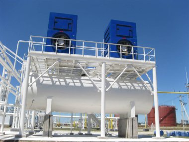Su Soğutma kulesi. Birincil Petrol arıtma için donatım.