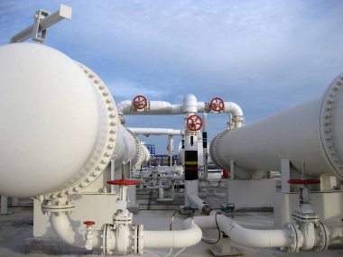 Isı değiştiriciler bir arıtma tesisi içinde. Petrol arıtma için donatım.