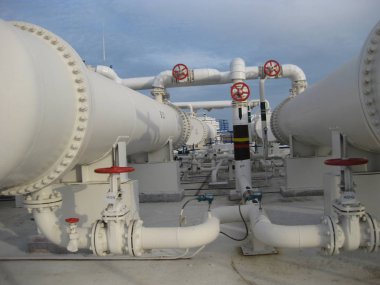Isı değiştiriciler bir arıtma tesisi içinde. Petrol arıtma için donatım.