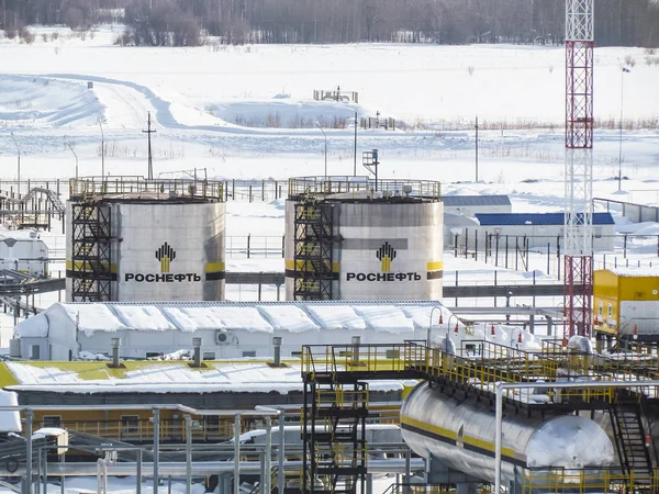 Вид Нефтепромысловое Оборудование Танки Нефтяной Компанией Роснефть — стоковое фото