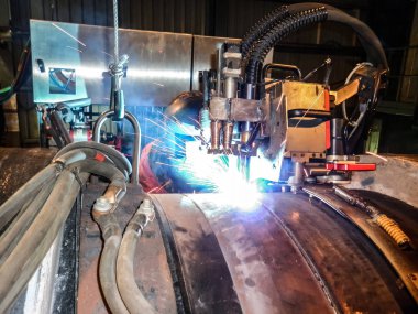 Otomatik cihazlar kullanılıyor butt kaynak sualtı boru hattı. Mobil sistem boru hatları kaynak için. Bir sualtı doğalgaz boru hattı inşası. Kaynak plazma.