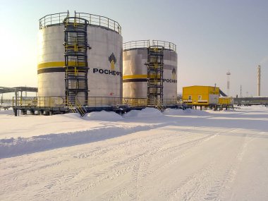 Petrol Sahası donanımları bir görüntü. Petrol tankları petrol şirketi Rosneft.