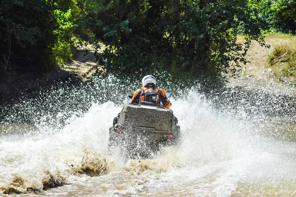 Hombre Atv Cruza Arroyo Caminatas Turísticas Terreno Campo Través —  Fotos de Stock